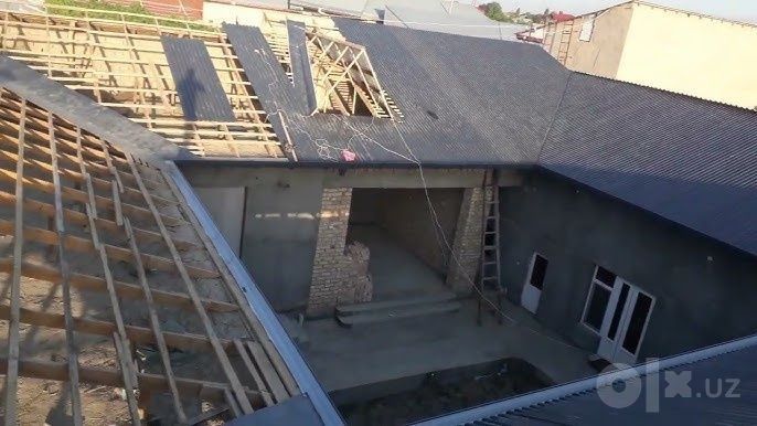 Кровельные работы: монтаж стропил, профнастила и слива