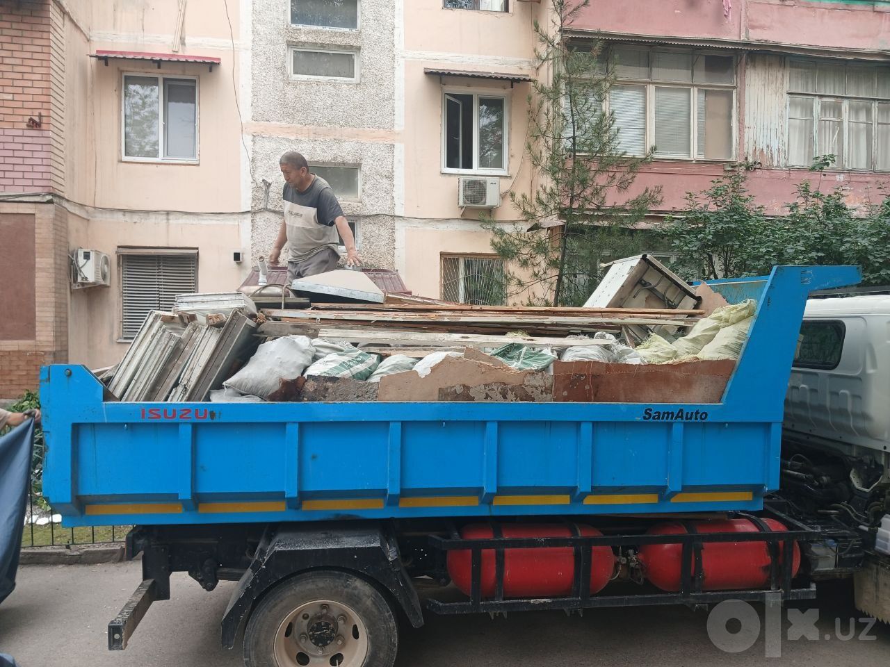 Вывоз строительного мусора на Исузи с грузчиком