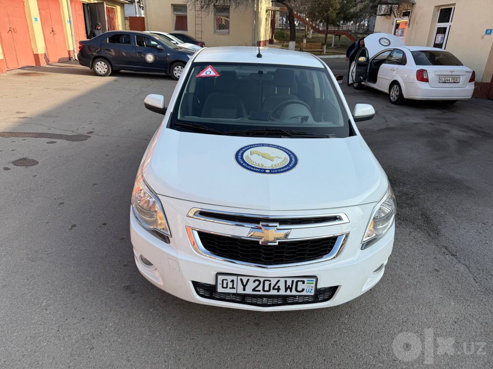 Автоинструктор Отабек: подготовка к экзамену на автодроме