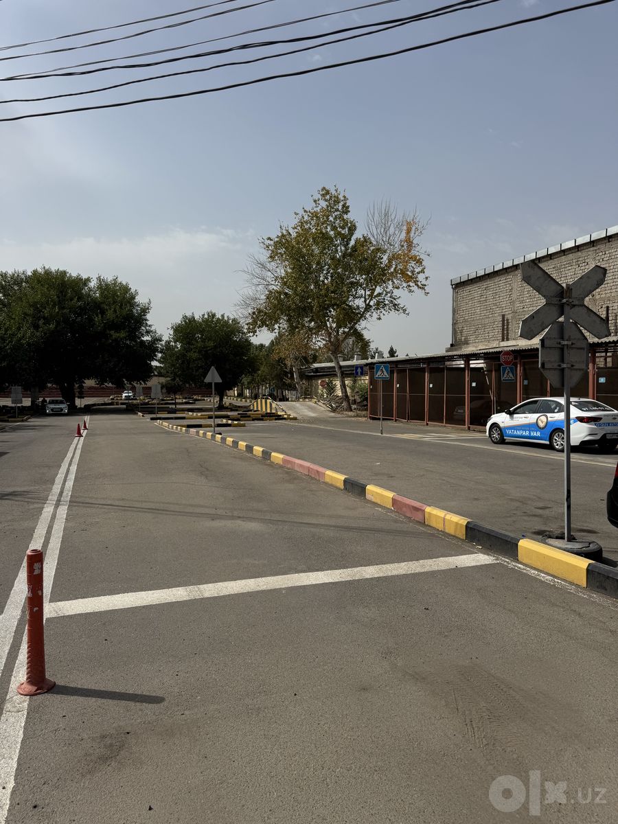 Автоинструктор Отабек: подготовка к экзамену на автодроме