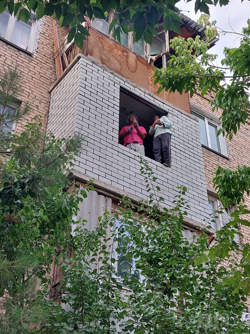 Кладка балкона с установкой рамы, решётки и козырька
