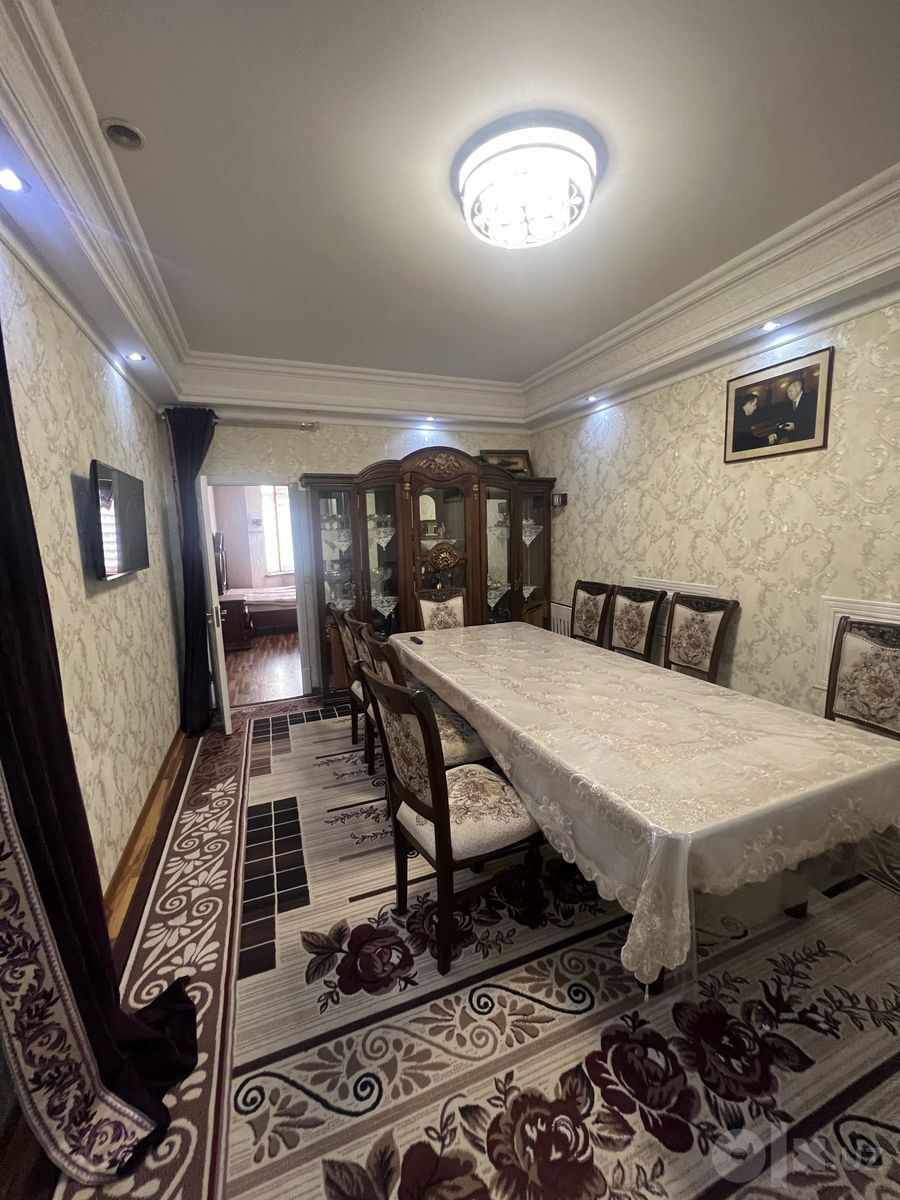 Четырехкомнатная квартира 104 кв.м в Яккасарае с отдельным двором