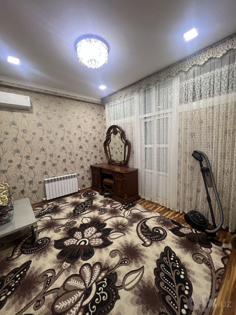 Четырехкомнатная квартира 104 кв.м в Яккасарае с отдельным двором
