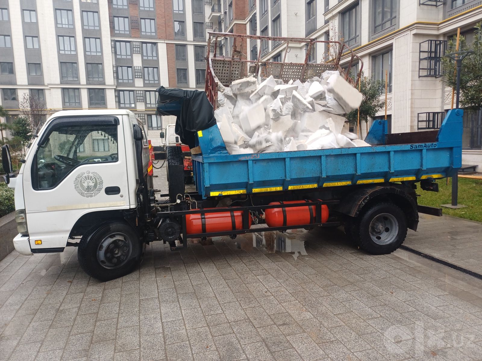 Вывоз строительного мусора на самосвале Исузу