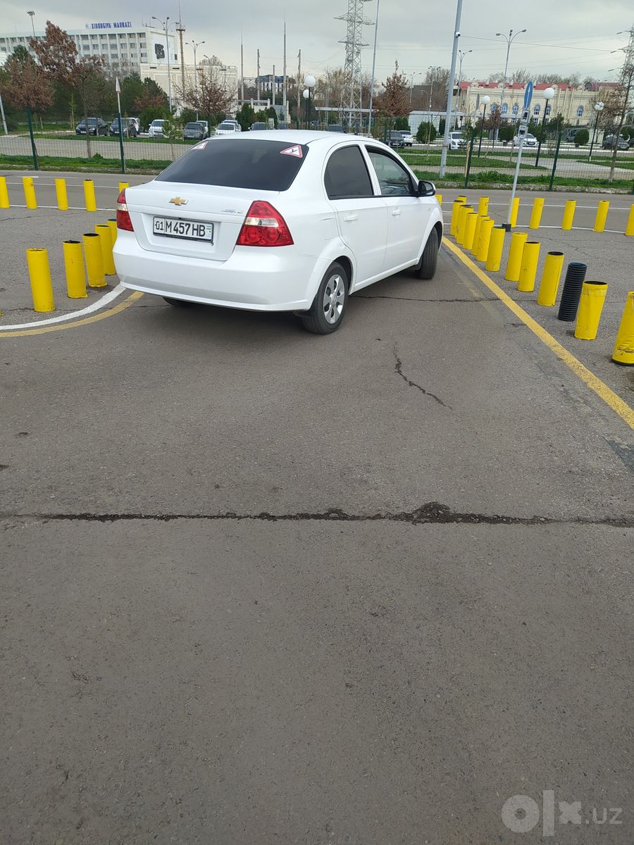 Спокойный инструктор обучит вождению с нуля
