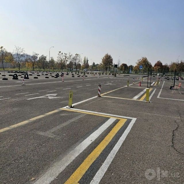 Спокойный инструктор обучит вождению с нуля