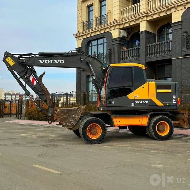 Экскаватор Volvo и Hyundai для сноса и земляных работ