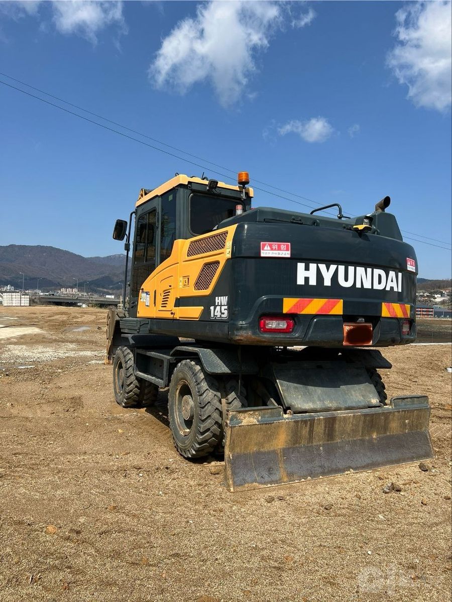 Экскаватор Volvo и Hyundai для сноса и земляных работ