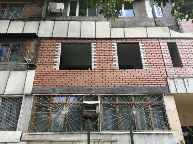 Демонтаж и кирпичная кладка балкона со штукатуркой