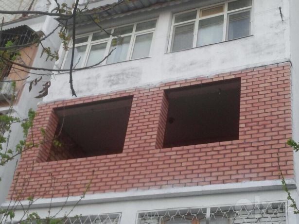 Демонтаж и кирпичная кладка балкона со штукатуркой