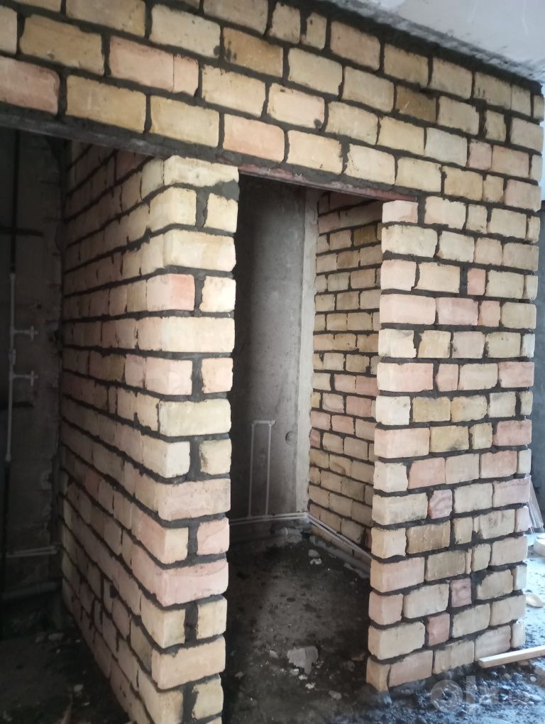 Кирпичная кладка на балконе, стены, перегородки