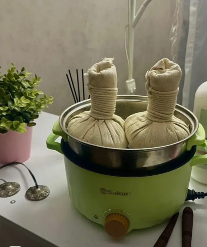 Лечебный массаж травяными мешочками в салоне Gollivud